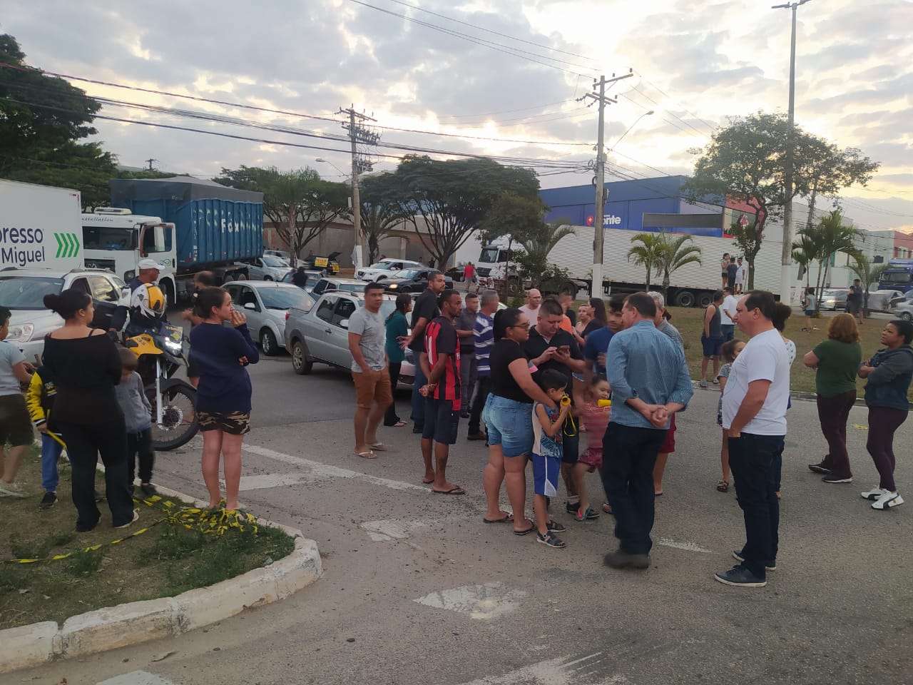 Moradores do Ilha do Sol fazem protesto por conta de falta dágua