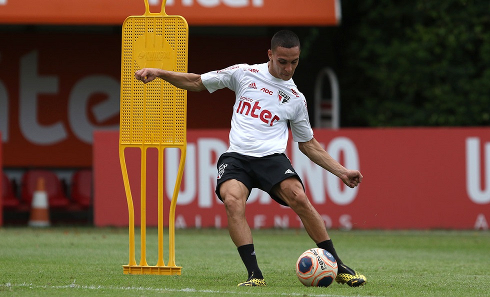 Antony sofre lesão no tornozelo, deixa treino do São Paulo e vira ...