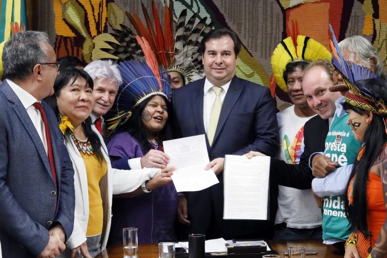 Entrega do Manifesto de Piaraçu, documento elaborado no Encontro dos Povos Indígenas, realizado no início do mês de janeiro, na aldeia Piaraçu, no Mato Grosso