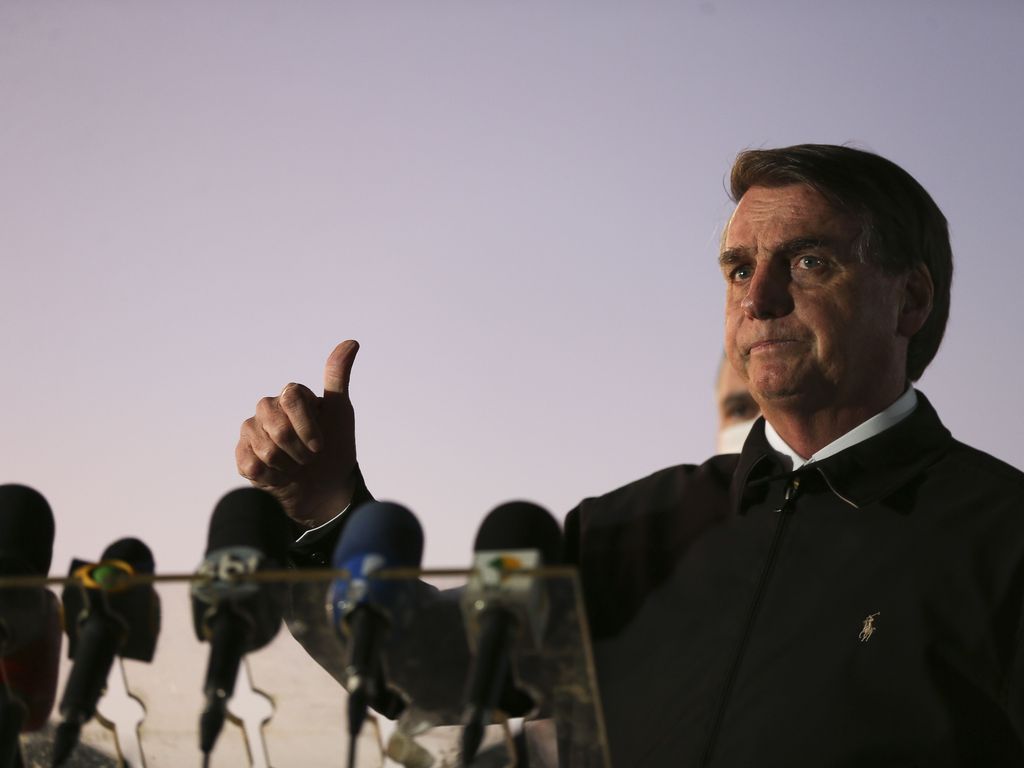 O presidente Jair Bolsonaro fala à imprensa no Palácio da Alvorada
