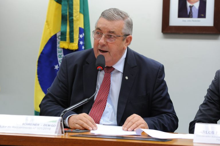 Projeto pune estabelecimento que não informar sobre venda de produto 'lácteo' não derivado do leite 2 Deputado Jose Mario Schreiner está sentado falando ao microfone. Atrás dele há uma bandeira do Brasil