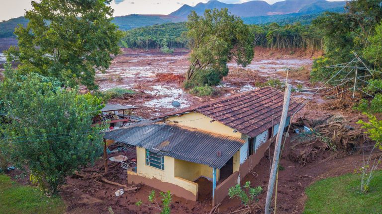 Comissão que acompanha indenização de vítimas de Brumadinho discute roteiro de trabalho 2 Casa destruída pela lama que vazou da barragem de Brumadinho