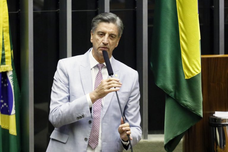 Deputado Dagoberto Nogueira discursa no Plenário da Câmara