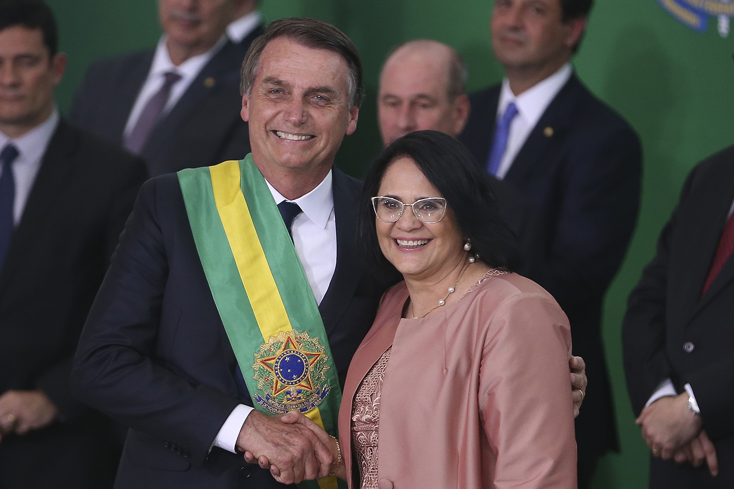 Grupo de Damares que vai revisar Política Nacional de Direitos Humanos tem militantes antiaborto e militar católico 5 damares alves e bolsonaro