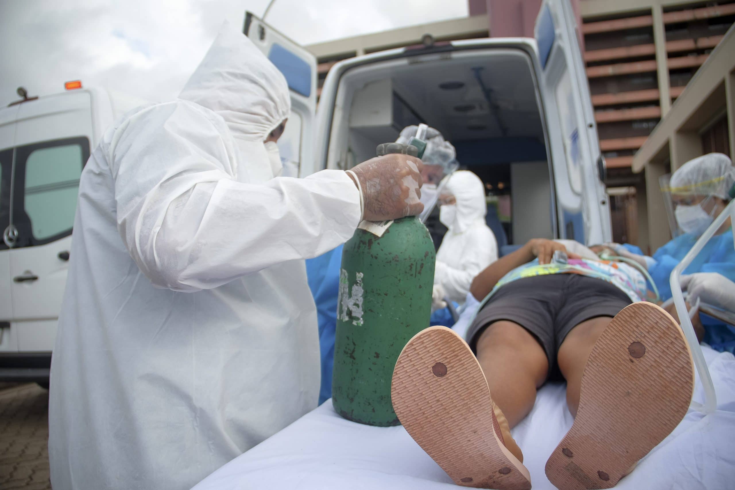 na linha de frente do sistema em colapso medicos dizem que remedios de intubacao estao acabando em todo o pais img1