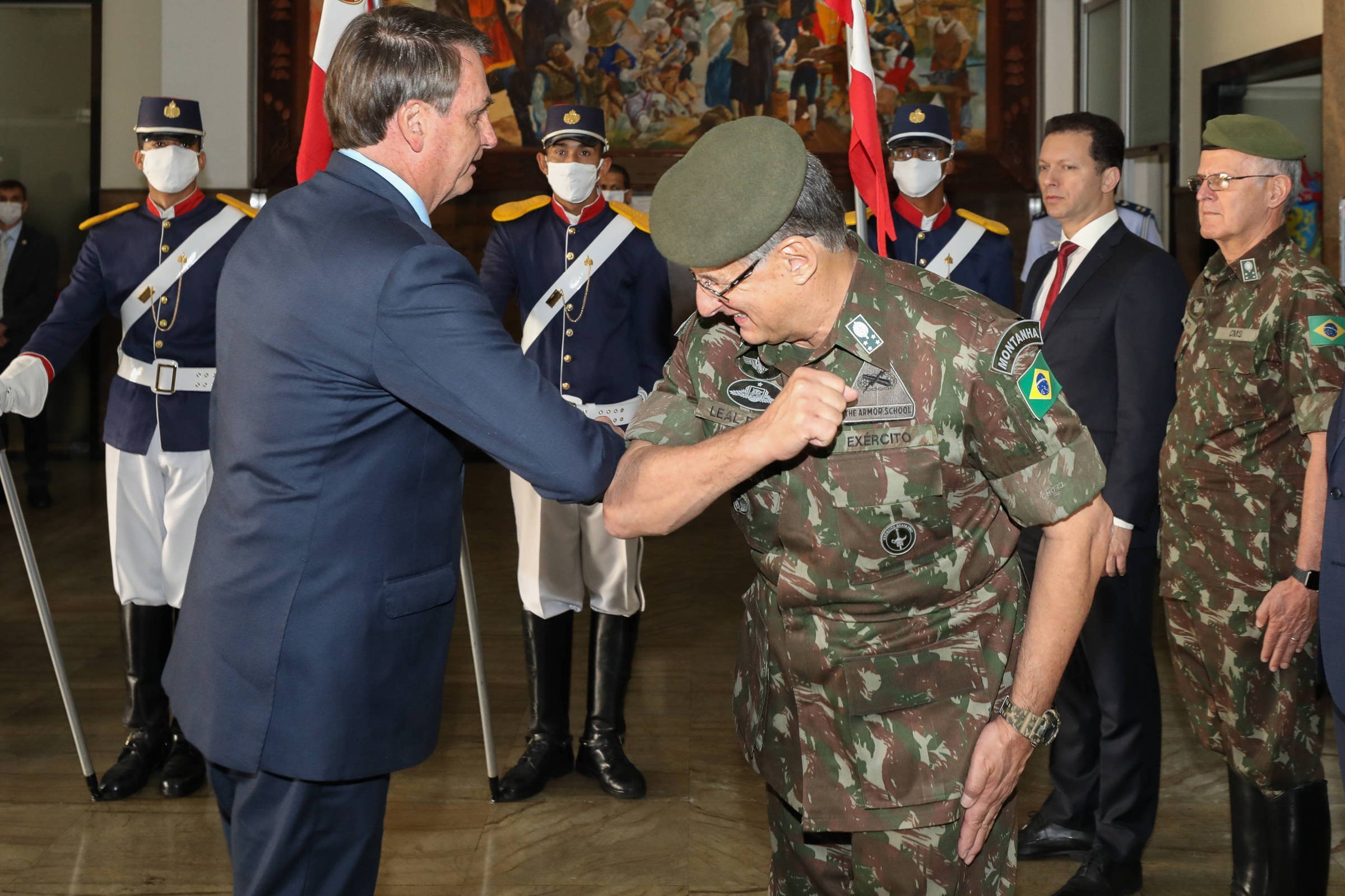 cupula das forcas armadas havia decidido desembarcar de governo bolsonaro desde o ano passado diz especialista img4