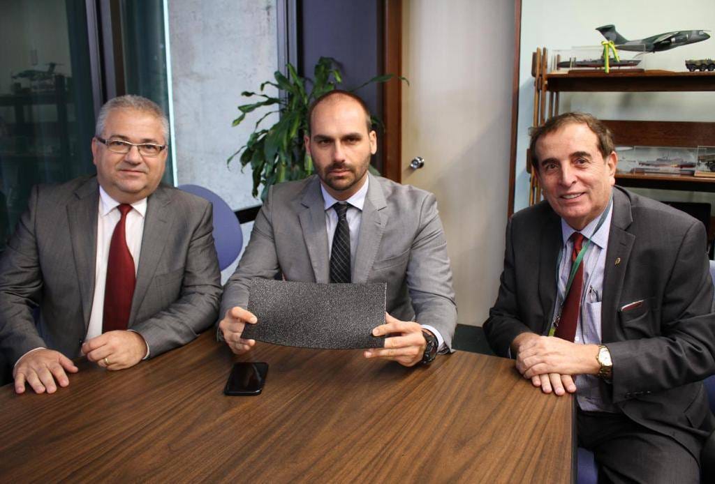 Grupo de trumpista faz parceria com clube de tiro e companhia de segurança no Brasil 44 foto gabinete 01
