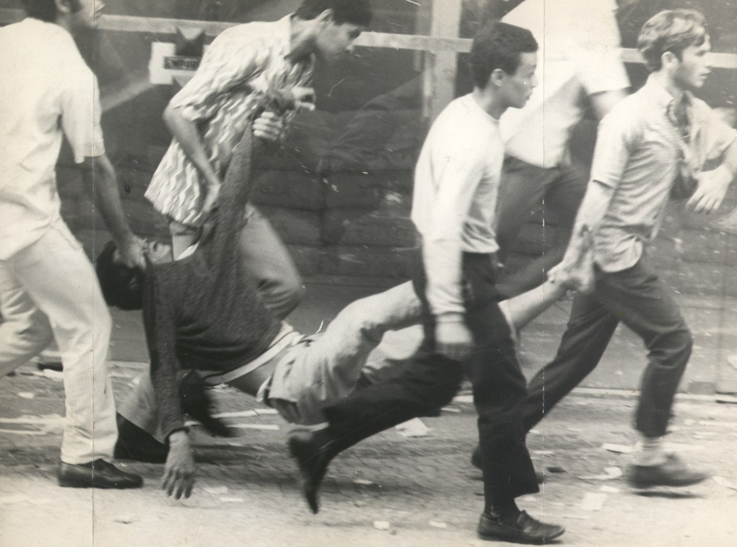 Governo paga R$ 1,2 milhão por mês a herdeiras de militares acusados de crimes na ditadura 45 manifestantes carregam jovem ferido pela repressao militar aos protestos de 21 de junho de 1968 no rio de janeiro