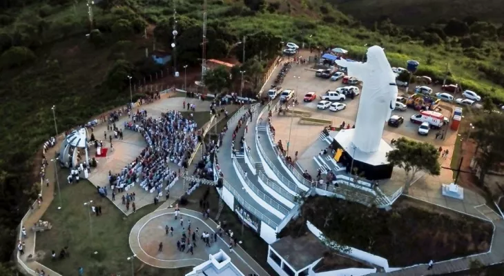 Em pouco mais de 48h, povos indígenas podem perder os meios para sua sobrevivência 15 Indígenas ocupam praça em frente à uma estátua construída em território sagrado. A imagem vista de cima mostra o entorno da obra.