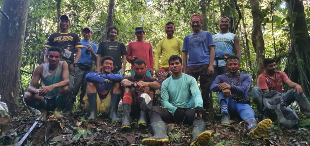Em pouco mais de 48h, povos indígenas podem perder os meios para sua sobrevivência 17 Homens indígenas posam lado a lado em meio à floresta