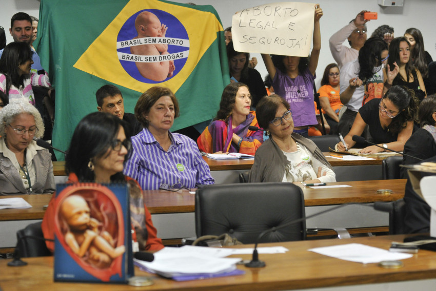 Juíza nega aborto legal para menina vítima de estupro e teria exposto sentença no WhatsApp 31 Comissão no Senado em 2016 discutindo projeto que regula interrupção da gravidez pelo SUS no país