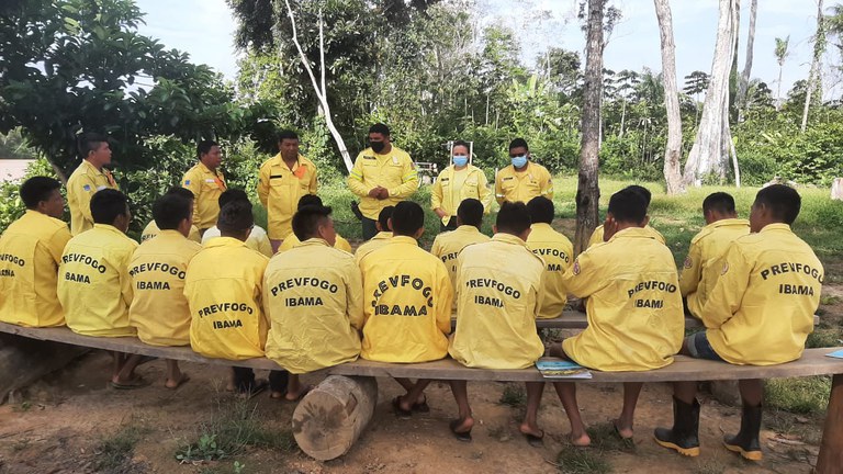 Conhecimento indígena inova estratégia de combate a incêndios 18 Brigadistas indígenas durante treinamento do Prevfogo; cerca de pouco mais de 20 homens indígenas vestem uniforme amarelo do Ibama