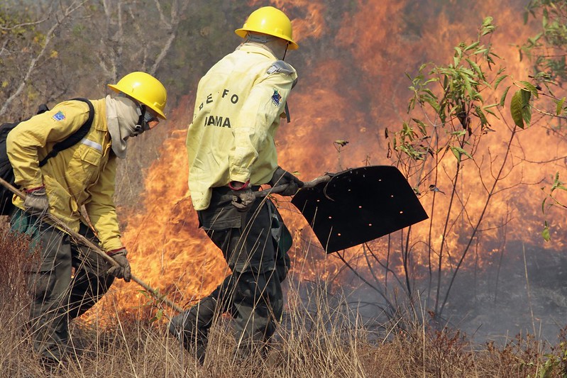 Conhecimento indígena inova estratégia de combate a incêndios 19 Brigadistas do Ibama vestem uniforme amarelo e equipamento de proteção individual; juntos, dois homens combatem um foco de incêndio
