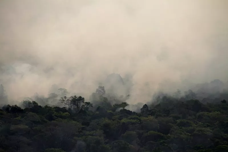 Conhecimento indígena inova estratégia de combate a incêndios 20 Fumaça da queima das florestas é vista de cima