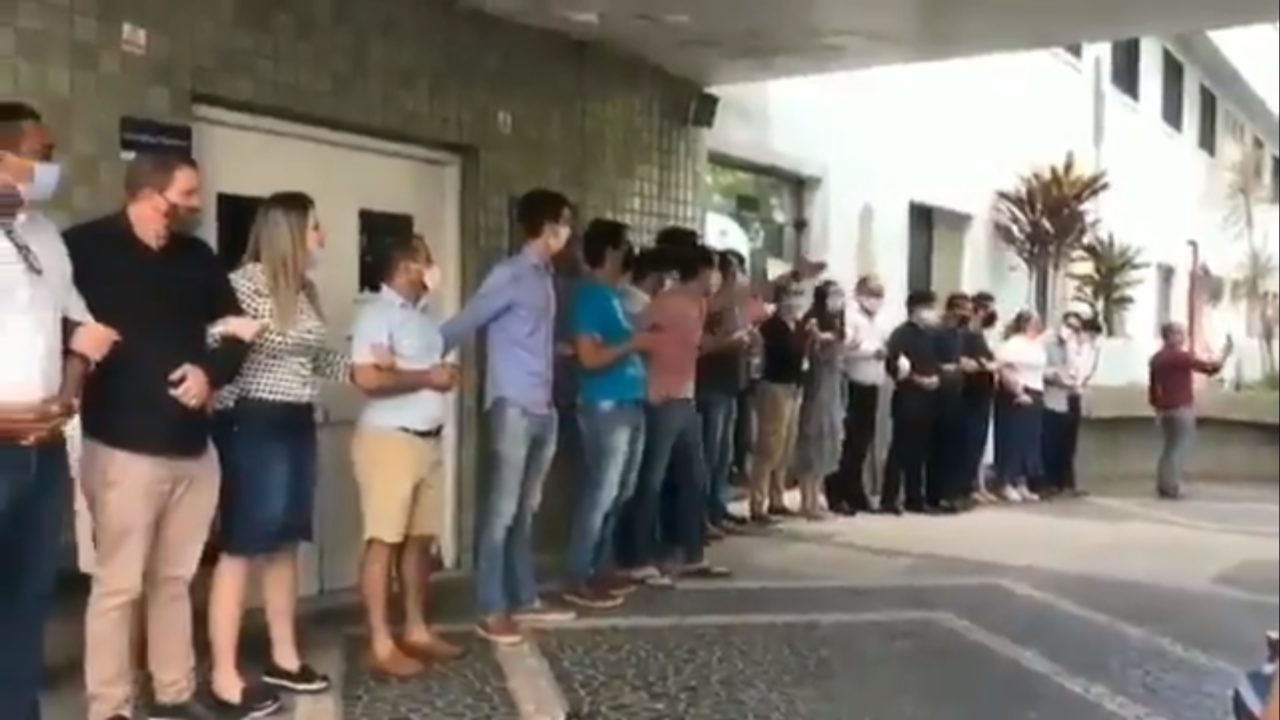 Juíza nega aborto legal para menina vítima de estupro e teria exposto sentença no WhatsApp 33 Grupo de religiosos diante de hospital onde criança de 10 anos estuprada foi atendida