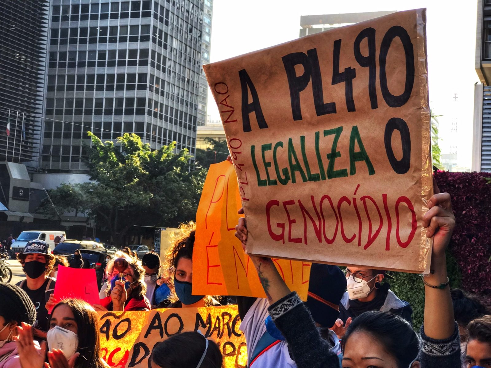 “Ataque aos índios não veio agora”, diz procurador da 1ª condenação por genocídio no país 8 Manifestante segura um cartaz com os seguintes dizeres: "A PL490 legaliza o genocídio"