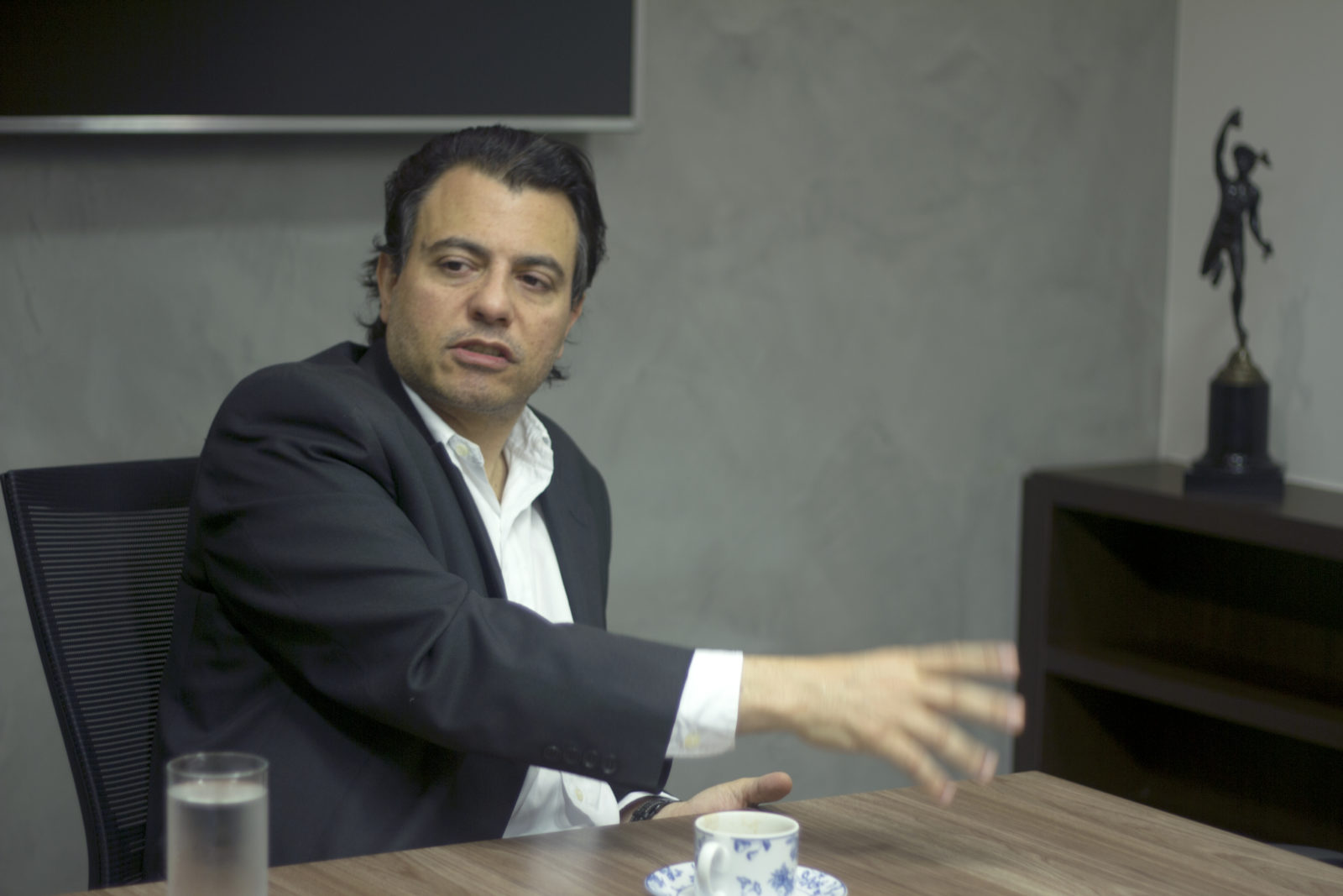 Investigados por fake news, empresários bolsonaristas têm offshores em paraísos fiscais 24 Otávio Fakhoury é um homem branco com cabelos escuros; na foto ele veste um blazer preto com uma camisa branca; ele está no seu escritório em São Paulo
