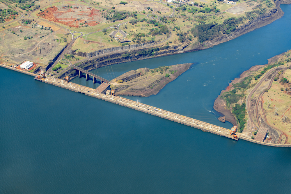 A crise dos indígenas Avá-Guarani desterrados por Itaipu 9 Imagem aérea da Usina de Itaipu, mostrando a extensão da construção, que alagou mais de 1.350 quilômetros quadrados