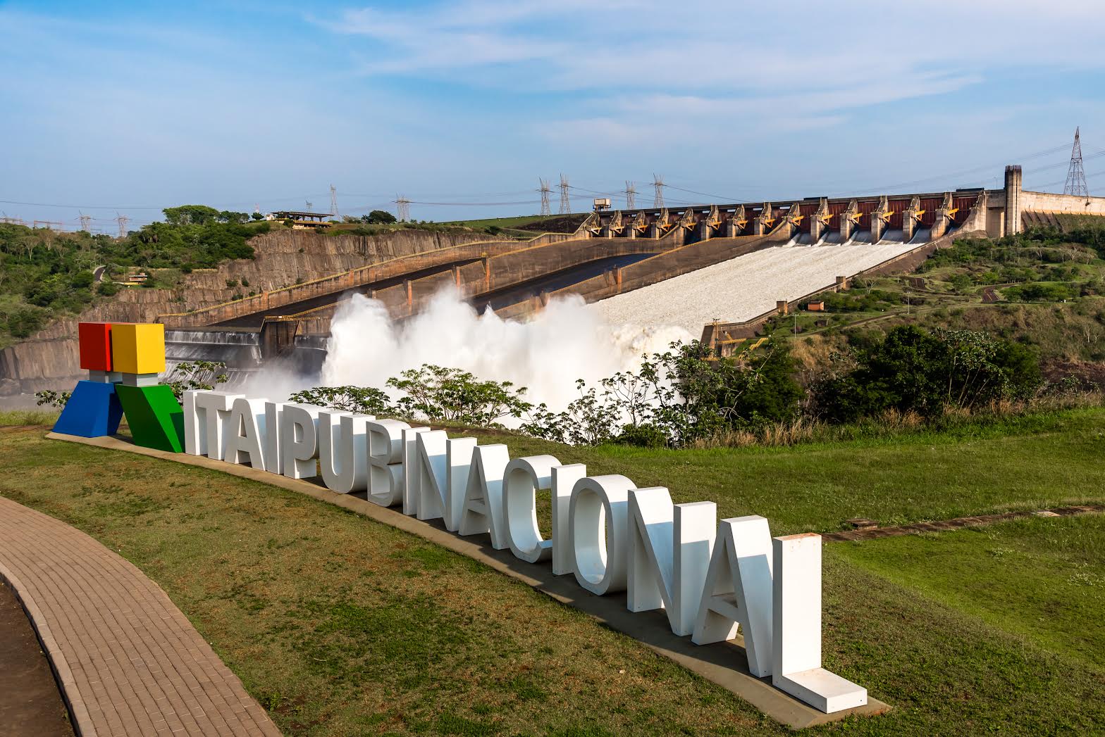 A crise dos indígenas Avá-Guarani desterrados por Itaipu 12 Imagem mostra comportas do vertedouro da Usina de Itaipu, que estão abertas para escoar o excesso de água