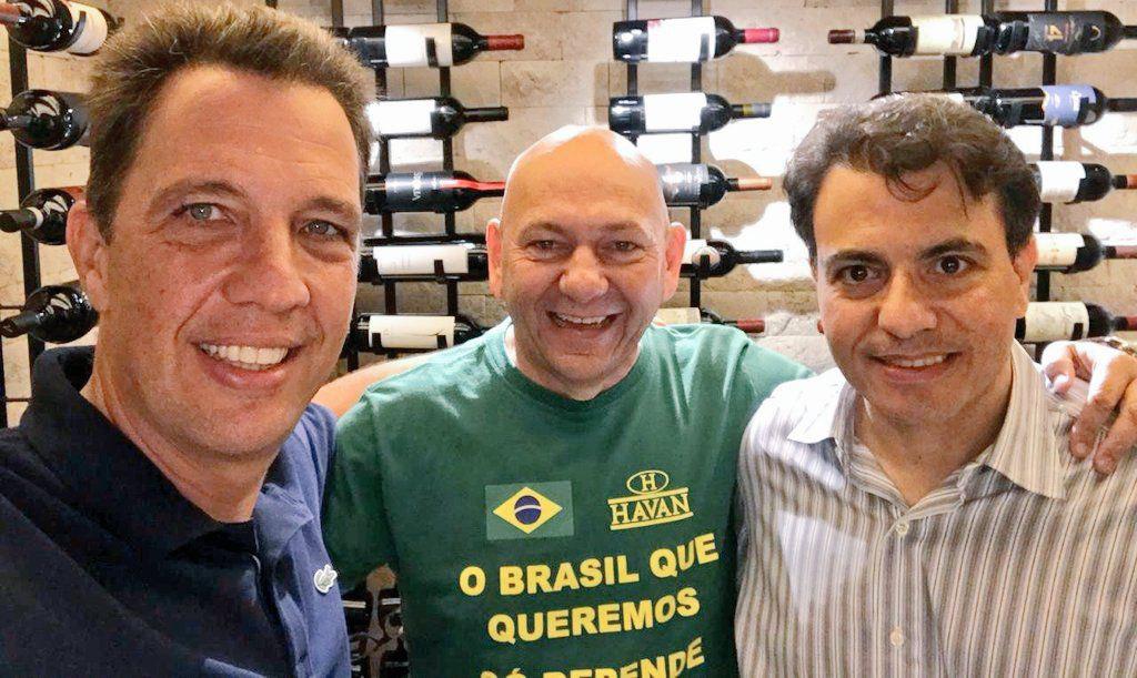 Investigados por fake news, empresários bolsonaristas têm offshores em paraísos fiscais 30 Marcos Bellizia, Luciano Hang e Otávio Fakhoury em visita à sede das lojas Havan na cidade de Brusque, em Santa Catarina; ambos são homens brancos na faixa dos 50 anos