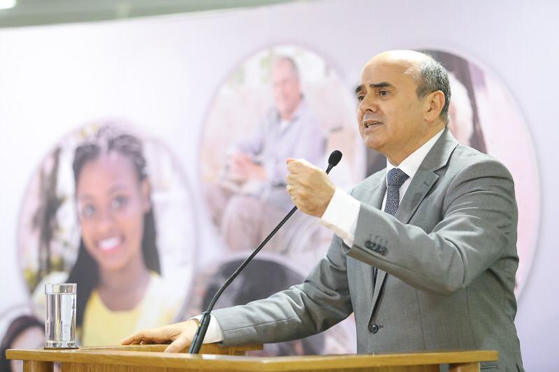 “Ataque aos índios não veio agora”, diz procurador da 1ª condenação por genocídio no país 7 Luciano Mariz é um homem branco na faixa dos 50 anos, com cabelo calvo e grisalho; ele veste um terno cinza e está em pé em uma mesa com microfone