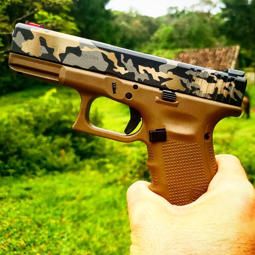 Irmã do ministro do Meio Ambiente é sócia da Glock, que vende armas para o governo federal 12 Na foto, uma arma da Glock dourada com o cano em estampa camuflada.