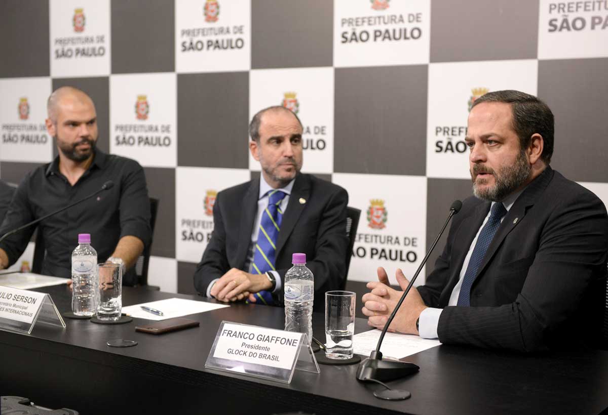 Irmã do ministro do Meio Ambiente é sócia da Glock, que vende armas para o governo federal 11 A foto apresenta três homens brancos; à esquerda, Bruno Covas, ex-prefeito de São Paulo e à direita Franco Giaffone, empresário patrocinado pela Glock