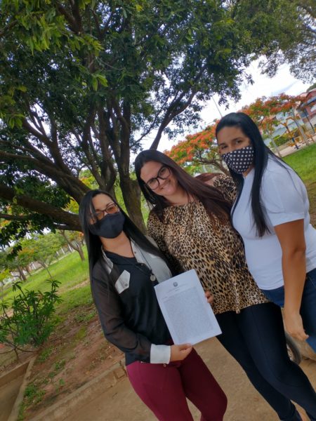 “Dinamá das Crianças” é condenado a 87 anos de prisão por crimes sexuais cometidos em MG 42 Na foto, três mulheres sorriem e seguram um documento