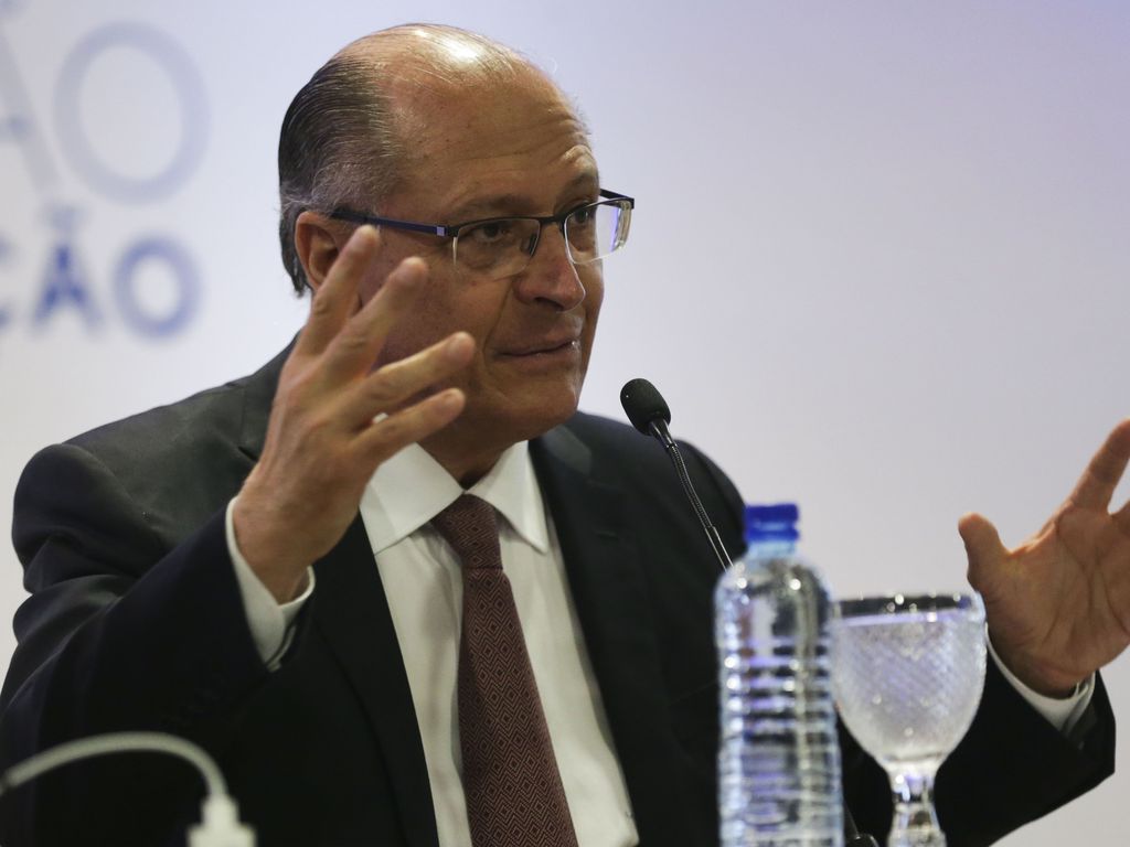 2022 e eleições: Lula vs Bolsonaro: desinformação e risco de golpe segundo pesquisadores 50 Geraldo Alckmin é um homem branco na faixa dos 50 anos, calvo e com cabelos grisalhos; ele veste um terno preto e óculos de grau