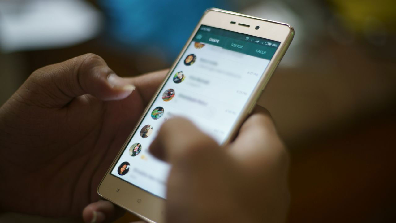 2022 e eleições: Lula vs Bolsonaro: desinformação e risco de golpe segundo pesquisadores 51 A imagem mostra as mãos de uma pessoa enquanto ela conversa pelo celular