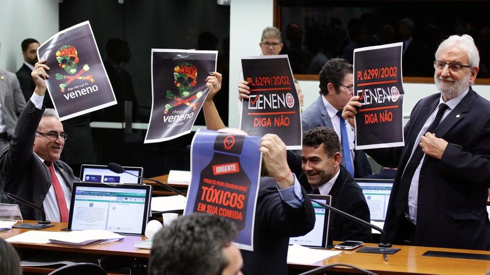 Anvisa pode apagar atuação com agrotóxicos, diz ex-gerente da agência sobre PL 6.299 32 Deputados segurando cartazes contra o PL.6.299, com dizeres como "Veneno não"