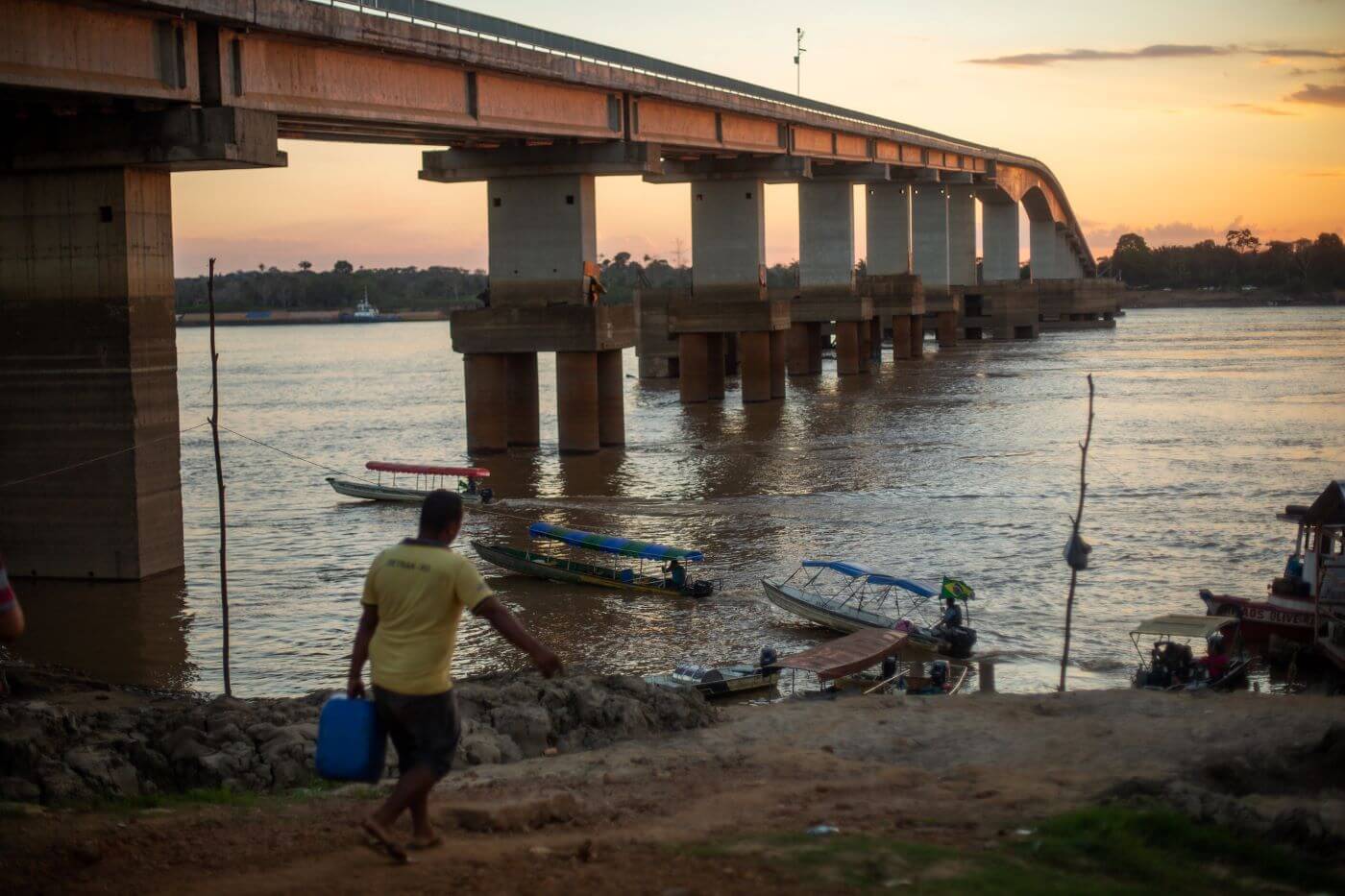 “Hoje, no Brasil, nós temos cerca de 22 mil barragens”, diz coordenadora nacional do MAB 57 Usina Hidrelétrica de Santo Antonio no Rio Madeira, em Porto Velho-RO; na foto é possível ver alguns barcos pequenos na água, além de um homem andando em direção a margem