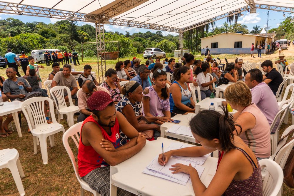 “Hoje, no Brasil, nós temos cerca de 22 mil barragens”, diz coordenadora nacional do MAB 60 Atingidos e atingidas pela tragédia de Brumadinho buscam ajuda; na imagem é possível ver pessoas sentadas em mesa preenchendo formulários