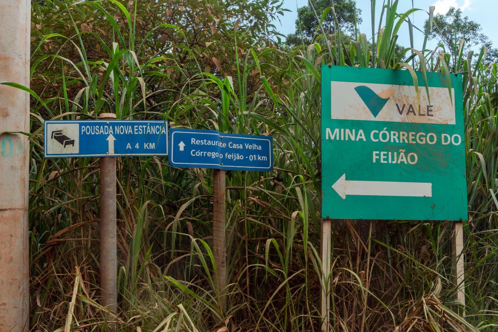 “Hoje, no Brasil, nós temos cerca de 22 mil barragens”, diz coordenadora nacional do MAB 59 Imagem mostra placa de sinalização da entrada da barragem de Brumadinho, da Vale