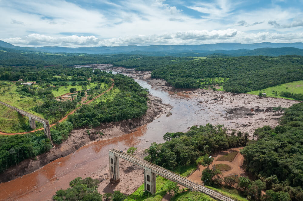 “Hoje, no Brasil, nós temos cerca de 22 mil barragens”, diz coordenadora nacional do MAB 62 Imagem aérea mostra local da tragédia de Brumadinho, com rejeitos de lama espalhados por todo o solo