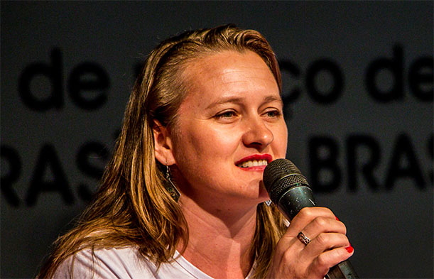 “Hoje, no Brasil, nós temos cerca de 22 mil barragens”, diz coordenadora nacional do MAB 55 Soniamara Maranho é uma mulher branca, com cabelos loiros