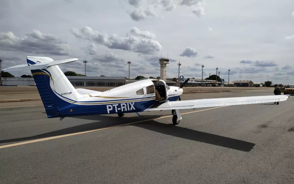 Avião de pequeno porte parado em pista de aeroporto