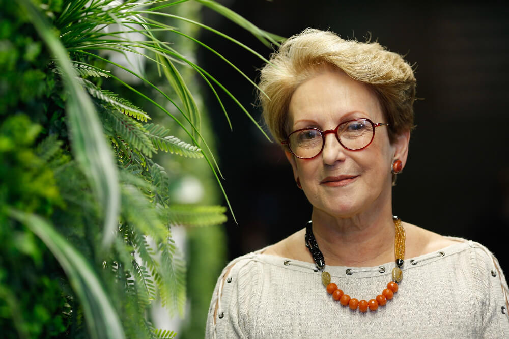 Thelma Krug: IPCC mostra que mudanças no clima tornaram Brasil altamente vulnerável 9 Thelma Krug é uma mulher branca com cabelos claros, ela veste uma blusa branca e um colar colorido; em entrevista à Agência Pública, a pesquisadora debate os impactos das mudanças do clima