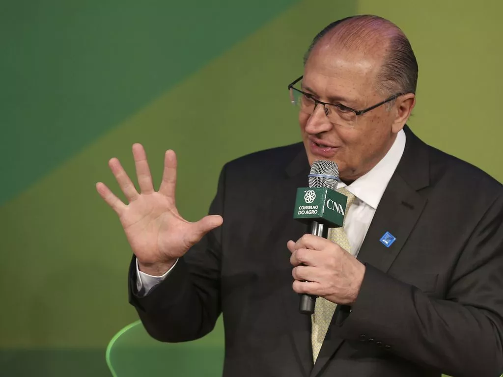 Marina Silva: concorrer à Câmara é fazer frente à “terra arrasada” deixada por Bolsonaro 16 Alckmin é um homem branco, calvo e com olhos castanhos; ele veste terno preto e óculos