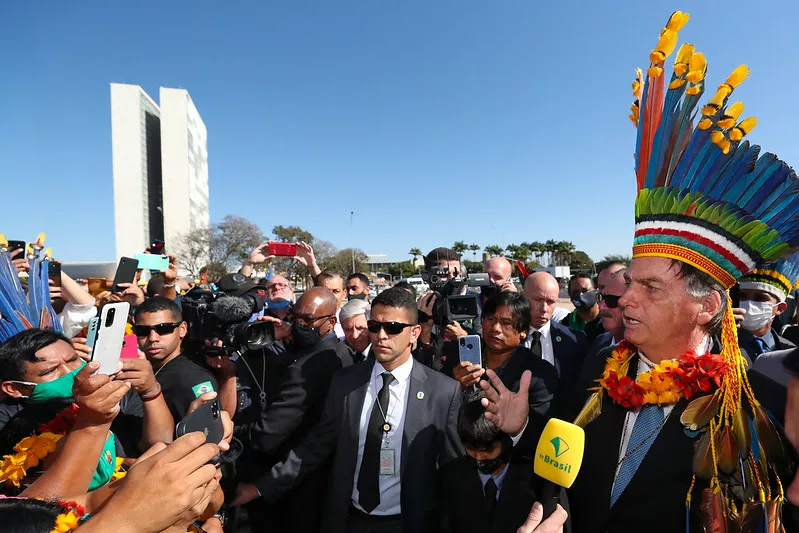 Marina Silva: concorrer à Câmara é fazer frente à “terra arrasada” deixada por Bolsonaro 13 Presidente Bolsonaro usa cocar e se reúne com imprensa e líderes indígenas