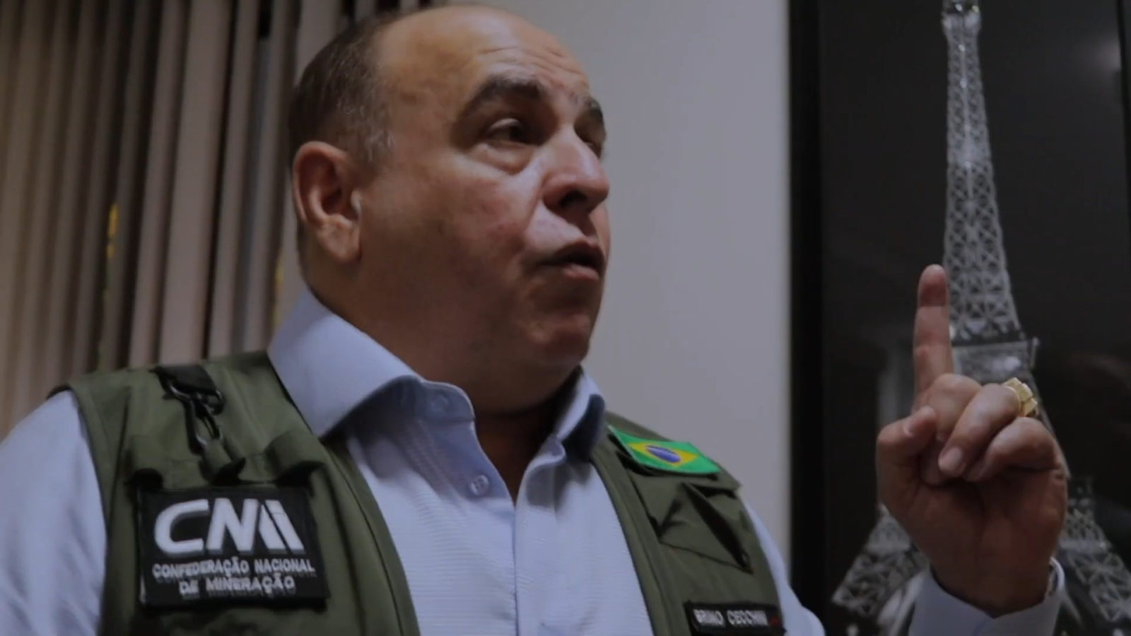 Imagens apontam garimpo ilegal em área solicitada por parceiro do ex-presidente do ICMBio 34 Bruno Cecchini é um homem branco na faixa dos 60 anos, calvo e com olhos castanhos; ele veste terno preto e camisa branca
