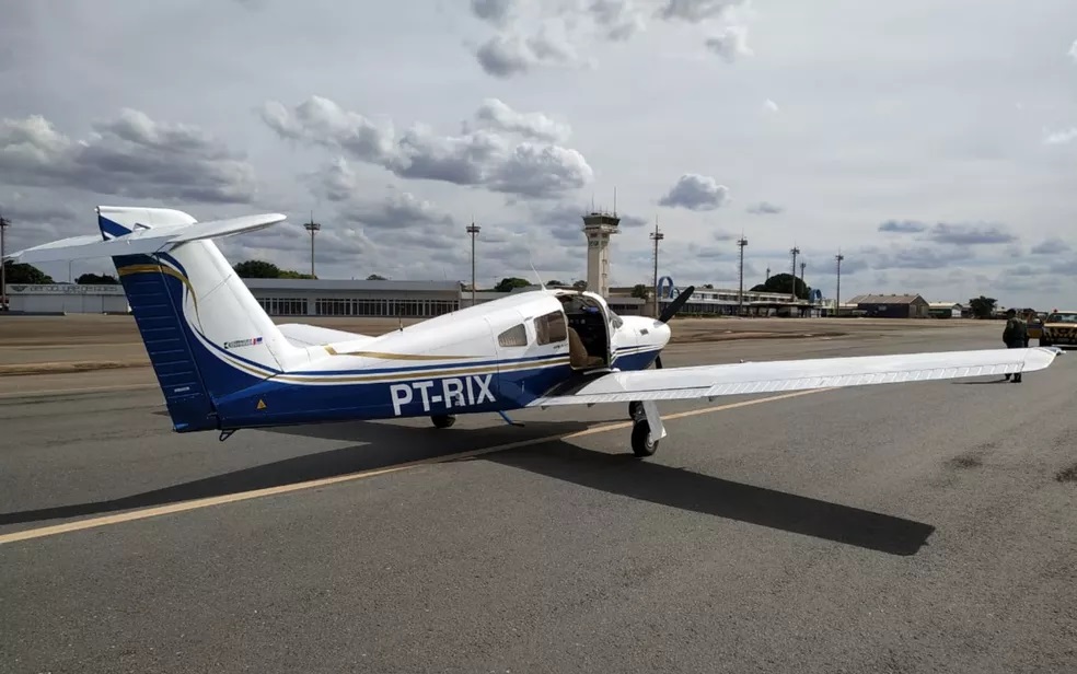 Imagens apontam garimpo ilegal em área solicitada por parceiro do ex-presidente do ICMBio 32 Avião de pequeno porte parado em pista de aeroporto