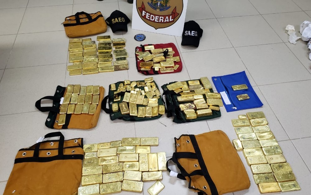 Imagens apontam garimpo ilegal em área solicitada por parceiro do ex-presidente do ICMBio 33 Barras de ouro apreendidas pela Polícia Federal expostas em cima de uma mesa branca