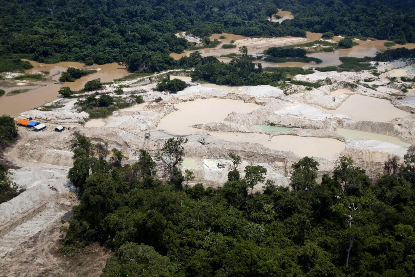 Imagens apontam garimpo ilegal em área solicitada por parceiro do ex-presidente do ICMBio 25 Imagem aérea mostra mina ilegal não identificada na APA Tapajós, em Itaituba