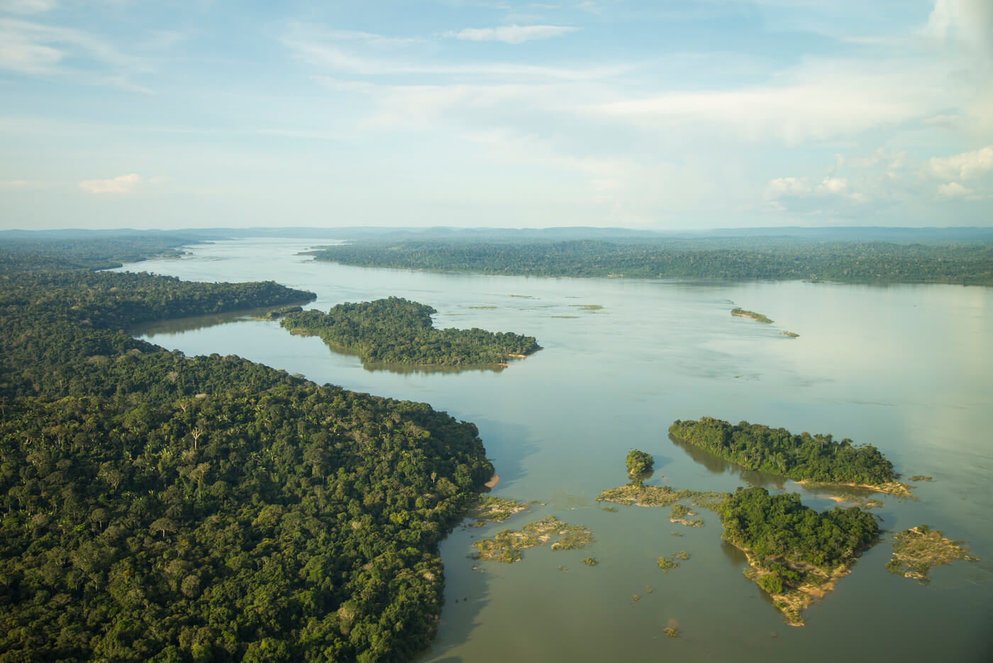 Imagens apontam garimpo ilegal em área solicitada por parceiro do ex-presidente do ICMBio 29 Imagem aérea mostra extensão do rio Tapajós, com pequenas áreas verdes ao redor