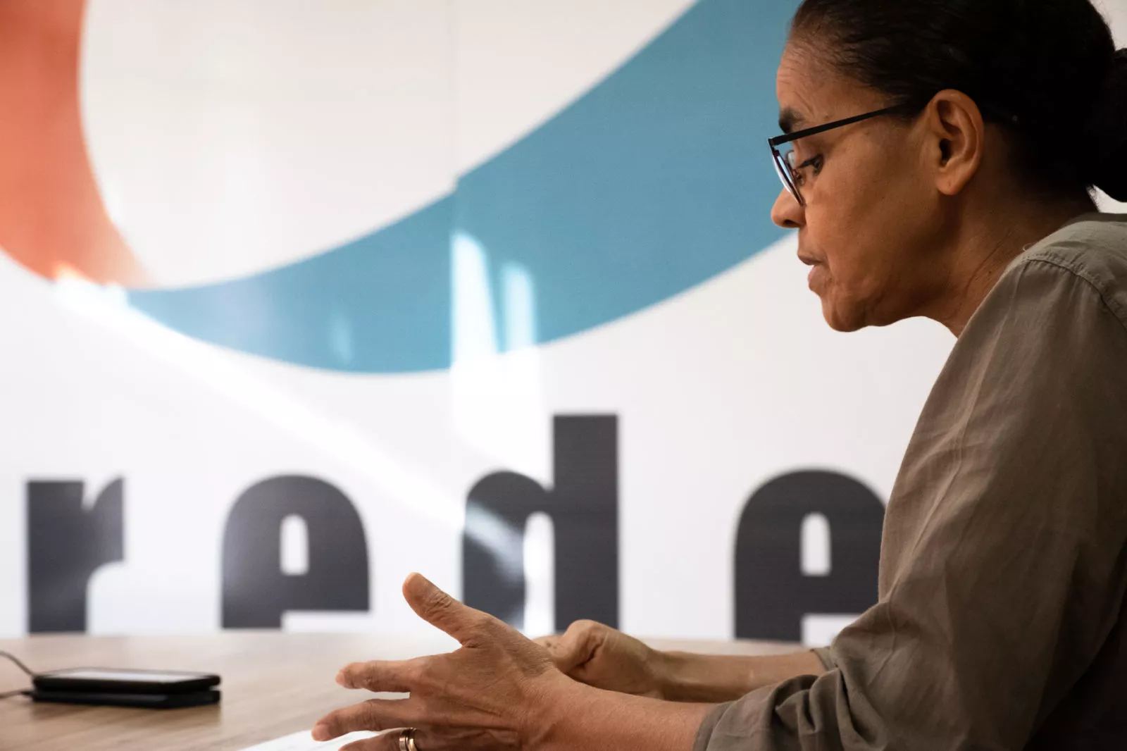 Marina Silva: concorrer à Câmara é fazer frente à “terra arrasada” deixada por Bolsonaro 17 Foto mostra perfil de Marina Silva, com um banner do seu partido, Rede Sustentabilidade