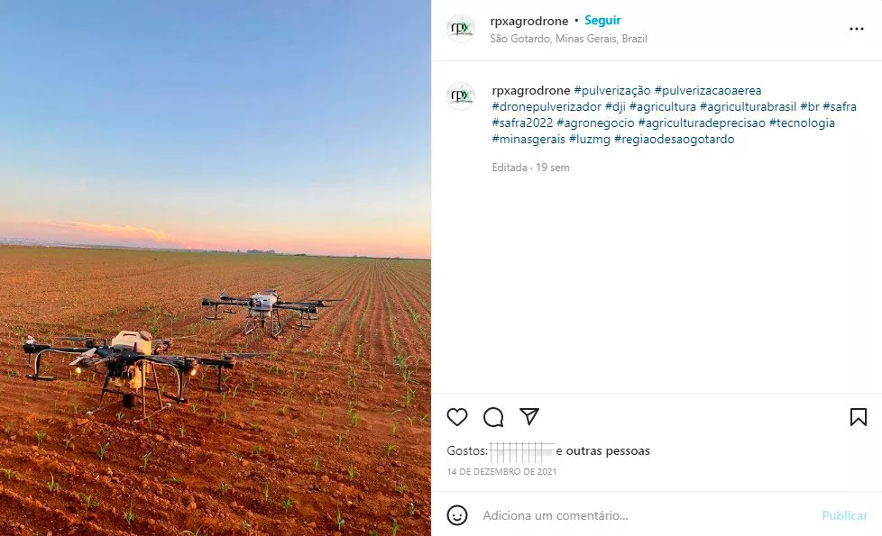 Imagem aérea mostra dois drones lado a lado durante lançamento de agrotóxicos