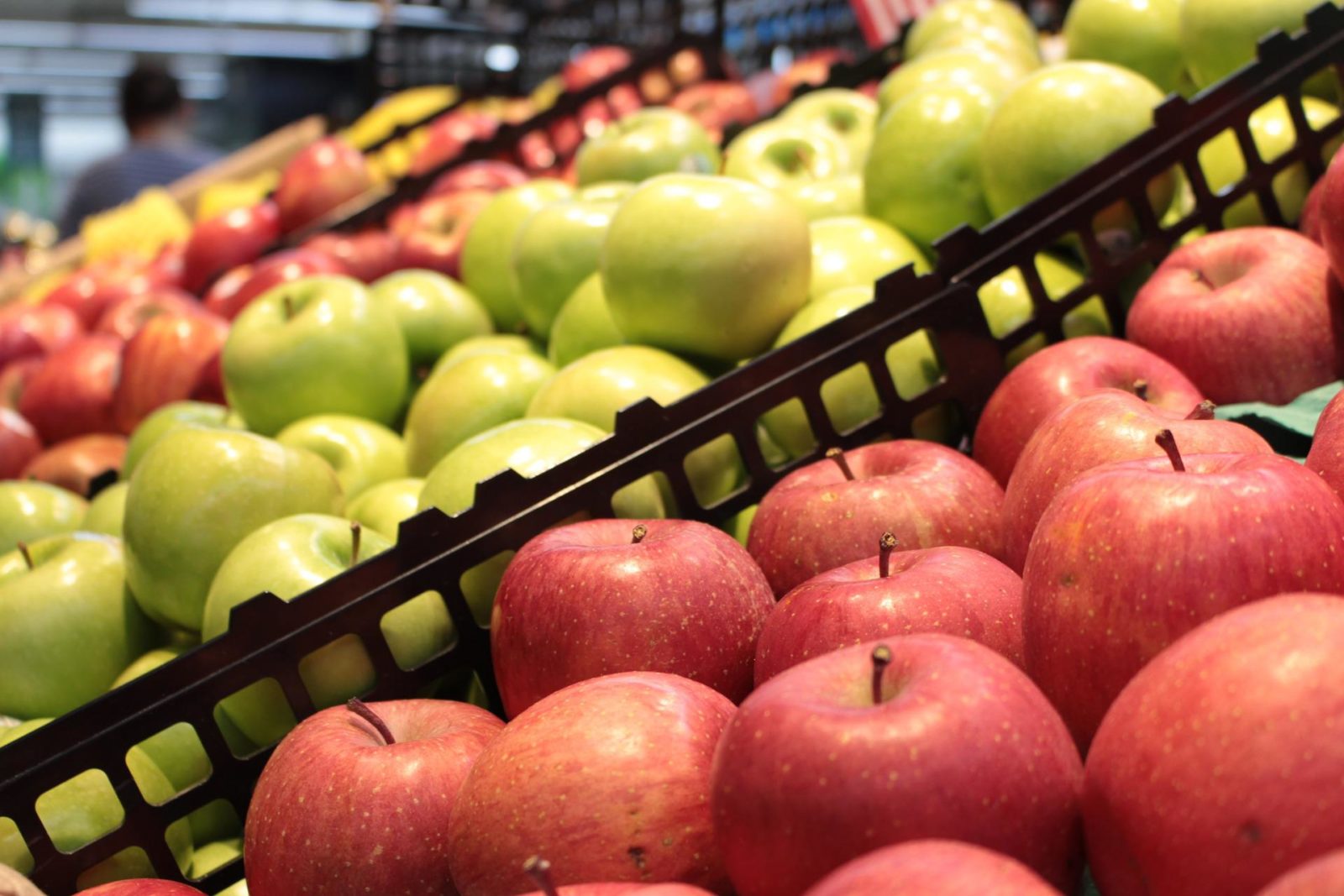 Anvisa suspende testes de agrotóxicos nos alimentos há mais de dois anos 33 Imagem mostra maças vermelhas e verdes expostas em cesto