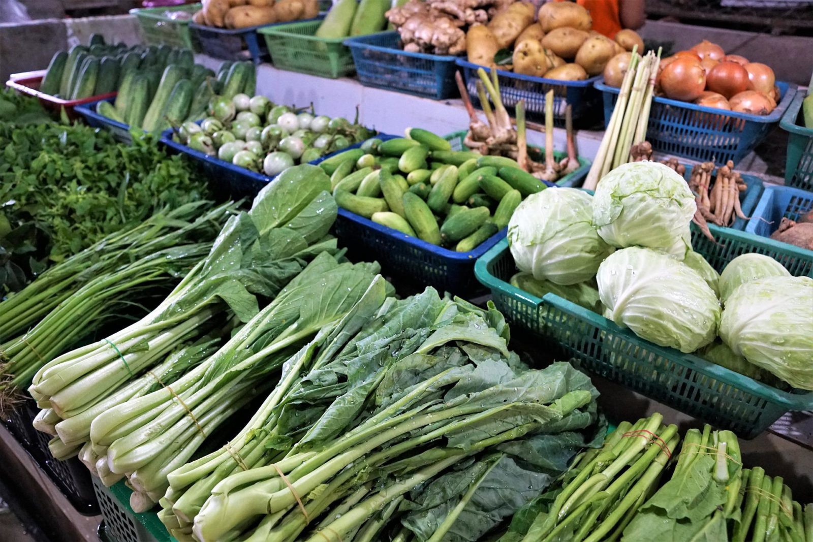 Anvisa suspende testes de agrotóxicos nos alimentos há mais de dois anos 34 Verduras e legumes são expostos em cesta em barraca de feira, como alface, alho, pepino etc