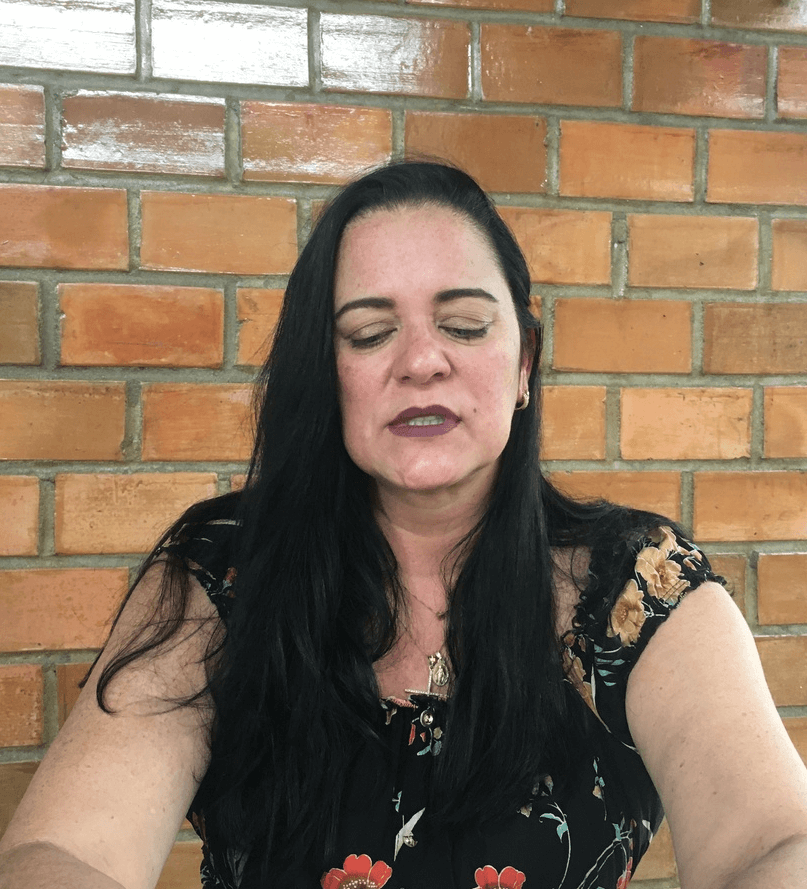 Justiça obrigou Arthur Lira a reconhecer paternidade de filha com doença rara 9 Jullyene é uma mulher branca com cabelos longos e pretos e olhos escuros. Ela veste uma blusa escura florida